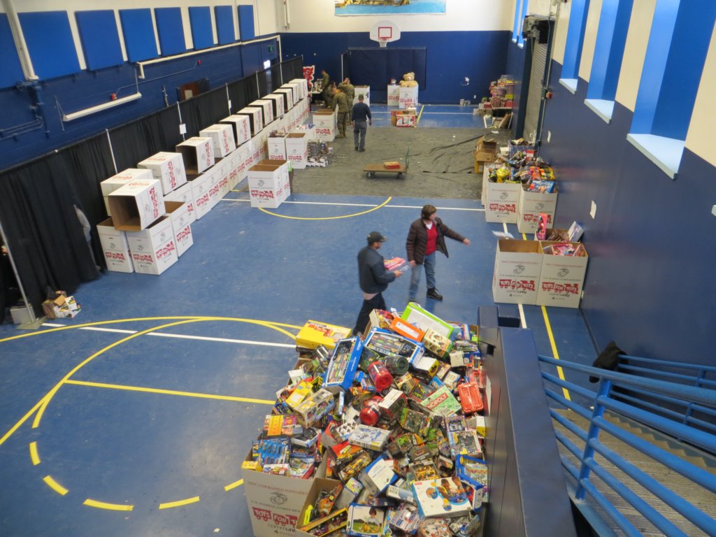 toysfortots2013distributioncenterlastdaygettingthin.jpg